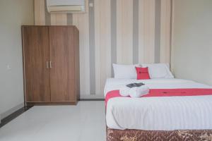RedDoorz Syariah near Jamtos Jambi 2客房内的一张或多张床位