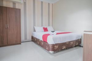 RedDoorz Syariah near Jamtos Jambi 2客房内的一张或多张床位