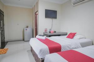 RedDoorz Syariah near Jamtos Jambi 2客房内的一张或多张床位