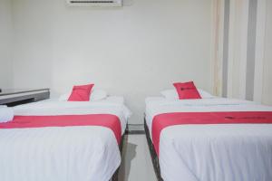 RedDoorz Syariah near Jamtos Jambi 2客房内的一张或多张床位