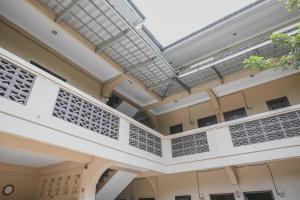 RedDoorz Syariah near Jamtos Jambi 2的阳台或露台