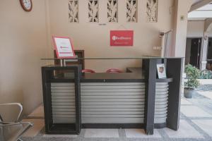 a kiosk in a building with a sign on it at RedDoorz Syariah near Jamtos Jambi 2 in Jambi