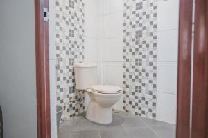 RedDoorz Syariah near Jamtos Jambi 2的一间浴室