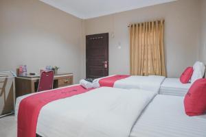 RedDoorz Syariah near Jamtos Jambi 2客房内的一张或多张床位