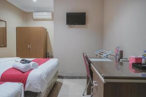 RedDoorz Syariah near Jamtos Jambi 2客房内的一张或多张床位