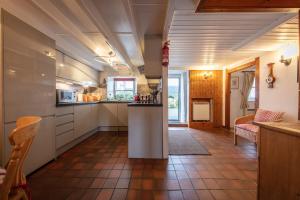 una cucina con armadietti bianchi e bancone di Beachcomber Cottage a Stein Altre 20 foto