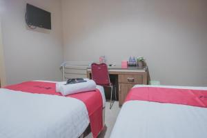 RedDoorz Syariah near Jamtos Jambi 2客房内的一张或多张床位