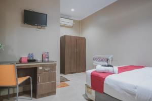 RedDoorz Syariah near Jamtos Jambi 2客房内的一张或多张床位