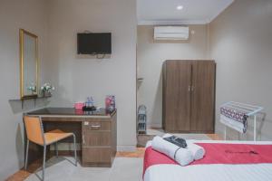 RedDoorz Syariah near Jamtos Jambi 2客房内的一张或多张床位