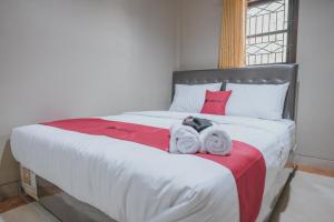RedDoorz Syariah near Jamtos Jambi 2客房内的一张或多张床位