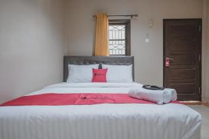 RedDoorz Syariah near Jamtos Jambi 2客房内的一张或多张床位