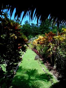 Taman di luar Nypa Style Resort Camiguin