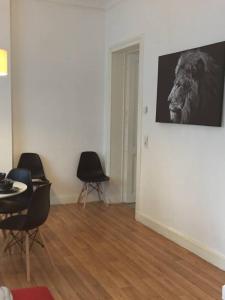 - un salon avec deux chaises et un lion sur le mur dans l'établissement Chez Natha, à Spa