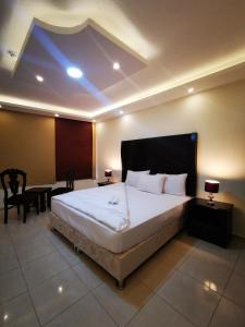 Ліжко або ліжка в номері Al Fakher Hotel Apartments & Suites
