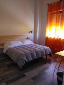 sypialnia z dużym łóżkiem w pokoju w obiekcie LA CASCINA DEL VIAGGIATORE w mieście Pianola