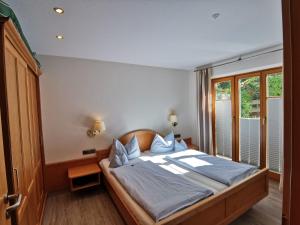 Posteľ alebo postele v izbe v ubytovaní Haus Edelweiss