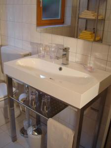 un bagno con un lavandino bianco e un water di A Little Home a Rust