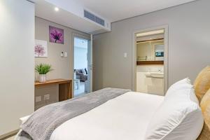 Un pat sau paturi într-o cameră la Suite 501, Zimbali Suites