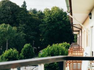 uma vista a partir de uma varanda de uma casa com árvores em Pedras Salgadas Apartment nas Pedras Salgadas