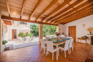ポリェンサにあるVilla Ull de La Font By SunVillas Mallorcaのキッチン、ダイニングルーム(テーブル、椅子付)