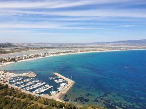 - Vistas aéreas a una playa con puerto deportivo en Calìxa, en Cagliari