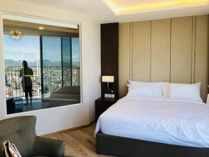 Llit o llits en una habitació de Nha Trang Bay Center Apartment