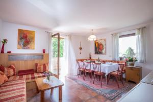 un salon avec une table et un canapé dans l'établissement Klaras Haus Laimach, à Hippach