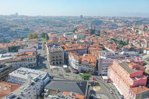 uma vista aérea de uma cidade com edifícios em Oporto Cool - Praça da Batalha em Porto