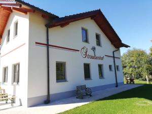 a building with a sign that reads frankland at Straußenhof Halmer in Oberndorf an der Melk