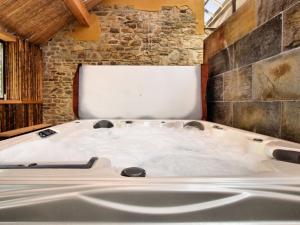 Postel nebo postele na pokoji v ubytování Villa with Spa, Luxembourg