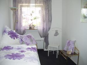 ein Schlafzimmer mit einem Bett und einem Fenster in der Unterkunft Herzlich & Harzlich Willkommen in Braunlage