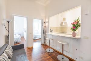 a living room with a kitchen and a counter with stools at Stay In Rome in Rome +42 photos