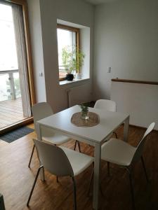 ハンブルクにあるSehr schöne, große Wohnung im Reiherstiegviertelのダイニングルーム(白いテーブル、椅子付)