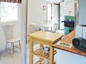 モンステロアスにある5 person holiday home in M nster sのキッチン(木製のテーブル、椅子付)