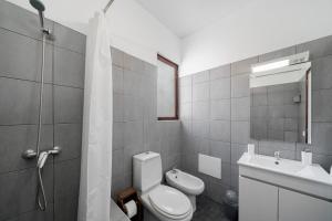 フンシャルにあるCasa do Lido by An Island Apartのバスルーム(トイレ、洗面台付)