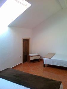 1 dormitorio con 1 cama y 1 mesa en una habitación en Apartments Šperka, en Jelsa