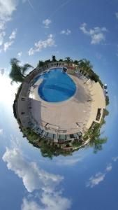 een luchtzicht op een groot zwembad in de lucht bij La Pineta Residence in Otranto