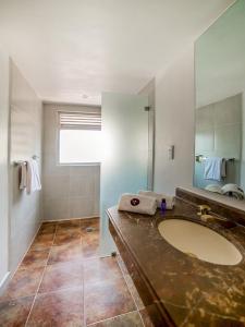 a bathroom with a large sink and a mirror at Hotel Marti in Mexico City