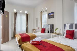 Ένα ή περισσότερα κρεβάτια σε δωμάτιο στο RedDoorz Syariah near Taman Pelangi Monjali