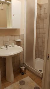 A bathroom at B&B IL CEDRO