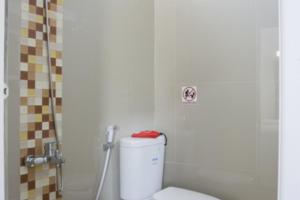 RedDoorz Syariah near Taman Pelangi Monjali tesisinde bir banyo