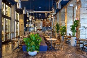 リスボンにあるMy Story Hotel Figueiraの鉢植えの植物が並ぶレストラン
