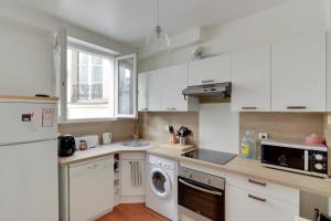 The BEST DEAL in the MARAIS - 1Bedroom Apt - 45m2にあるキッチンまたは簡易キッチン