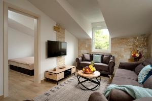 uma sala de estar com um sofá e uma cama em Villa Vista Hvar em Jelsa