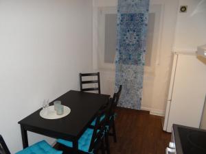 une salle à manger avec une table et des chaises noires dans l'établissement Ferienwohnung An der Gildenstr, à Borken 4 autres photos