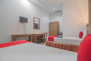 Un pat sau paturi într-o cameră la RedDoorz Plus near RSUD Majalengka