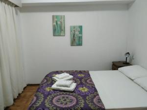 sypialnia z łóżkiem z ręcznikami w obiekcie Posada de Britopolis w mieście Colonia Valdense