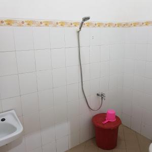 A bathroom at Hotel Bundo Permai 1