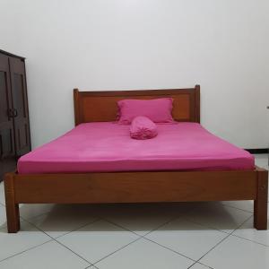 - un lit avec un matelas rose et un oreiller rose dans l'établissement Hotel Bundo Permai 1, à Pacitan