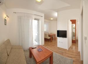 un soggiorno con un divano e un tavolo di Apartmani Gavran a Sevid